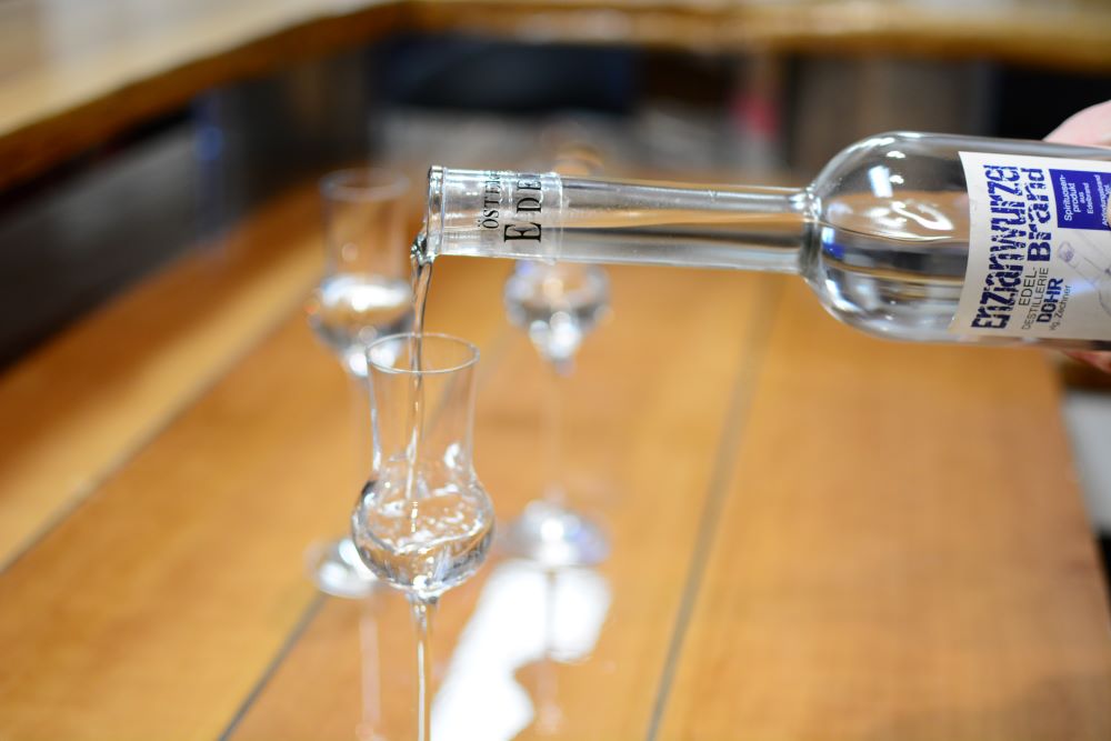 Edelbrände im eleganten Schnapsglas-web